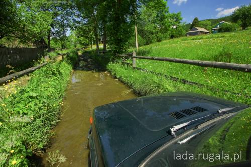 Jazda Ładą Nivą po ukraińskich wioskach (rzekach), okolice Boryni